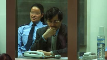 Marc Dutroux dans le box des accusés au tribunal d'Arlon, en Belgique, le 21 juin 2004.