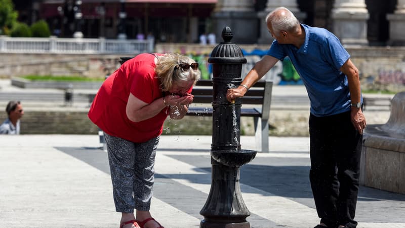 Des habitants de Skopje (Macédoine du Nord) touchés par la canicule, le 18 juillet 2023.