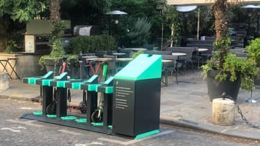 Des bornes de recharge fixes pour les trottinettes électriques en libre-service sont testées à Paris depuis ce mercredi.