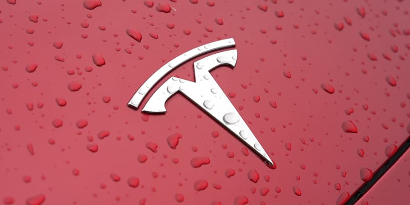 Le logo Tesla sur la Model 3 "améliorée".