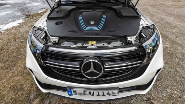 384 cellules composent la batterie de l'EQC, sans donner leur provenance initiale. Les 650 kilos sont placés dans le plancher du SUV. Il est dommage que Mercedes ne profite pas de l'espace libéré à l'avant pour offrir un coffre à l'avant. 384 cellules composent la batterie de l'EQC, sans donner leur provenance initiale. Les 650 kilos sont placés dans le plancher du SUV. Il est dommage que Mercedes ne profite pas de l'espace libéré à l'avant pour offrir un coffre à l'avant.
