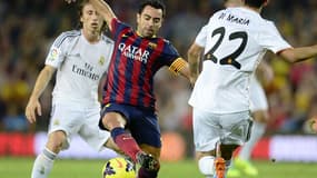 Xavi (Barça) face à Luka Modric et Angel Di Maria (Real Madrid)