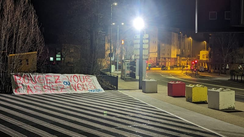 "Silence on coule", "Bougez-vous ou cassez-vous", des messages certainement adressés aux Rapaces de Gap, vendredi 16 février au soir.