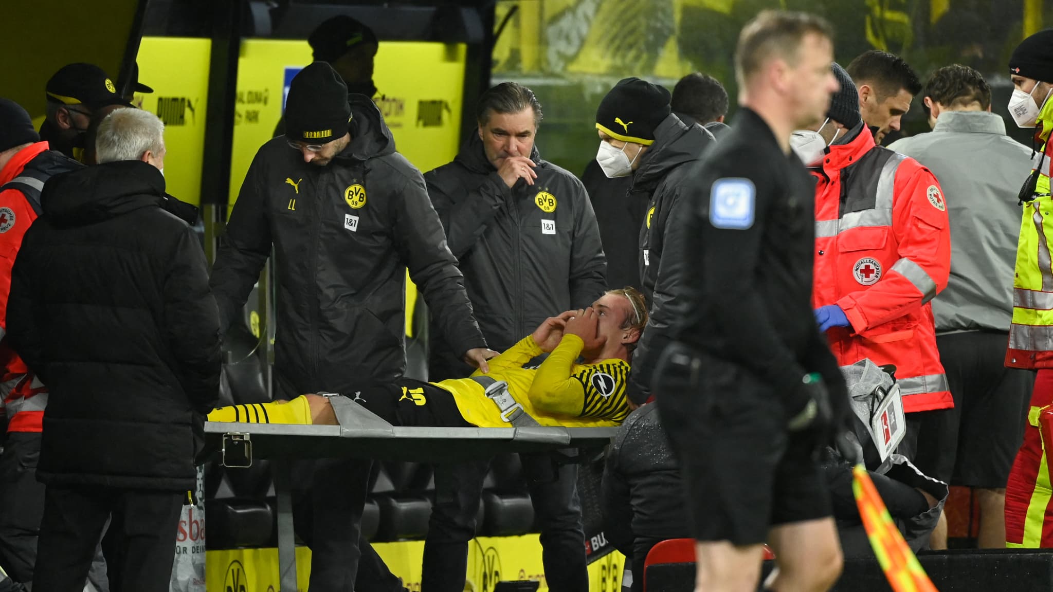 Julian Brandt évacué sur civière Julian Brandt évacué sur civière