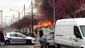 L'incendie s'est déclaré vendredi après-midi à Aubervilliers, à la limite de Saint-Denis, dans le nord de Paris.