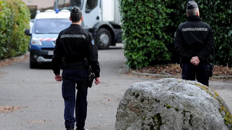 Des gendarmes dans le village de Talloires, en Haute-Savoie, en février 2014.