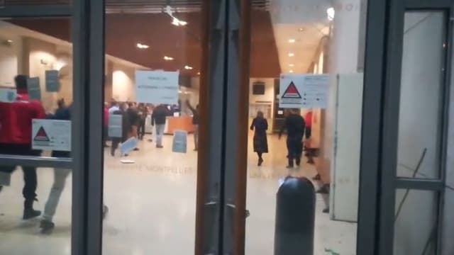 Plusieurs personnes, non masquées, applaudissent à la fin de l'évacuation de la faculté de droit par des hommes cagoulés et armés.