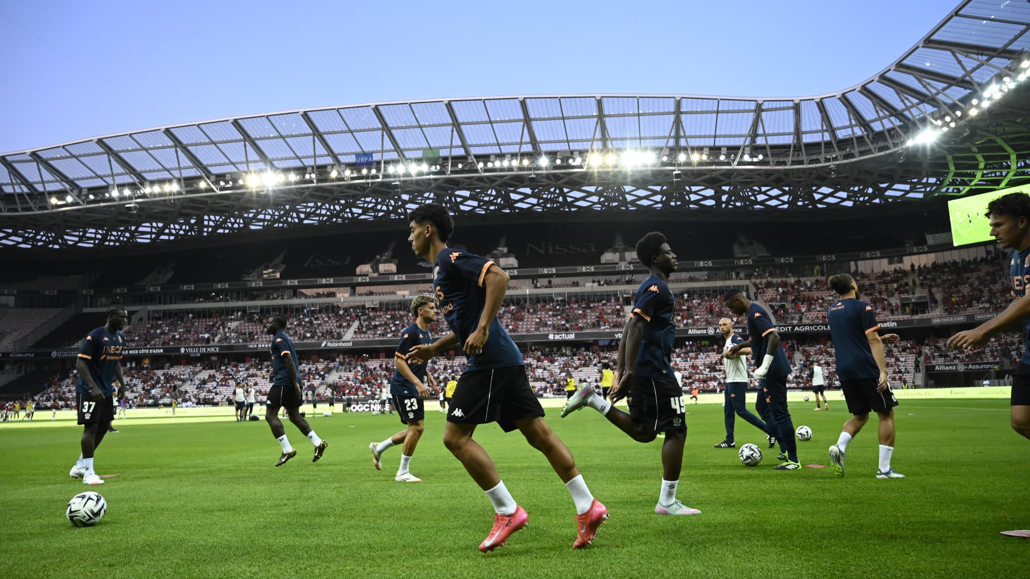 L'OGC Nice à l'échauffement avant le 3e tour préliminaire de Ligue des champions, le 6 aout 2025. 
