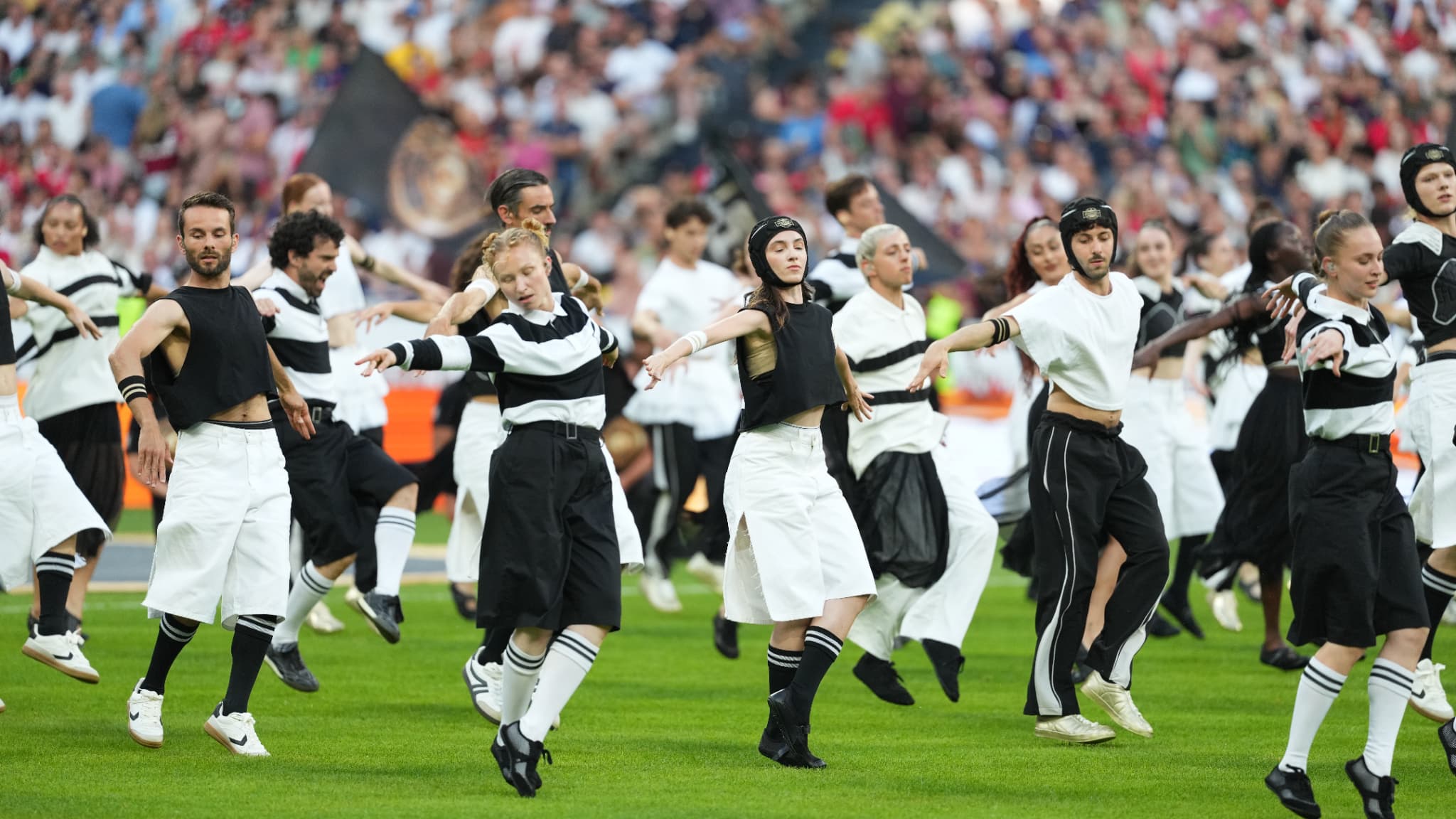 Le spectacle d'avant match, lors de finale de Top 14, le 28 juin 2025.