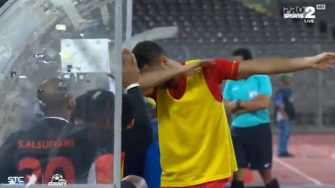 Le joueur d'Al Nojoom en plein dab