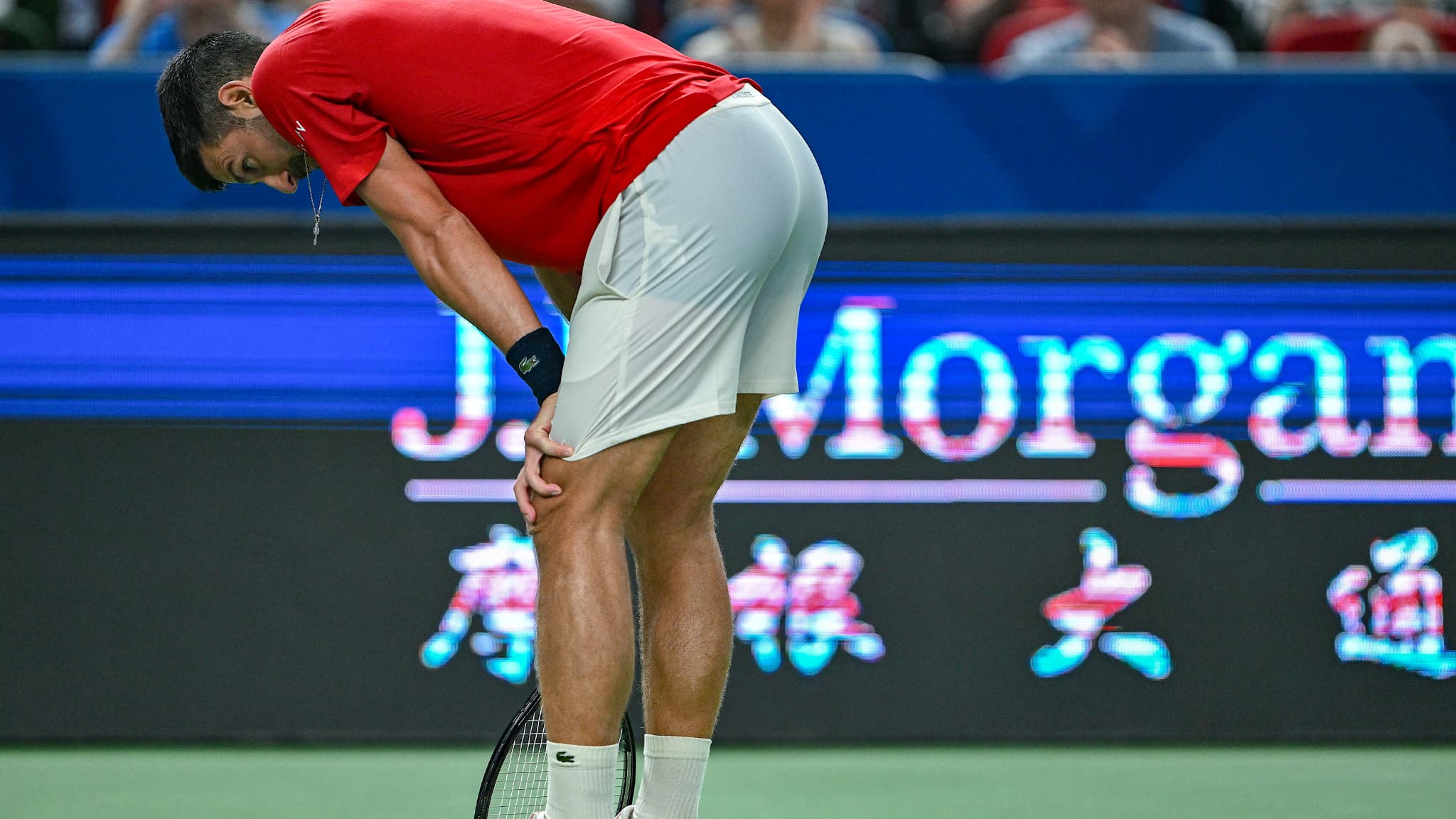 "ÇA N'A TENU QU'À UN FIL": VOMISSEMENTS SUR LE COURT, HUMIDITÉ EXTRÊME... DJOKOVIC EN GRANDE DIFFICULTÉ FACE AU 150E MONDIAL LORS DU MASTERS 1000 DE SHANGHAI