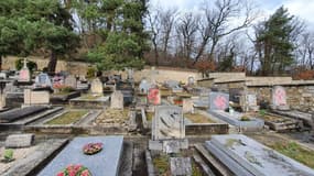Plus de soixante tombes ont été taguées au cimetière de Fontainebleau fin décembre.