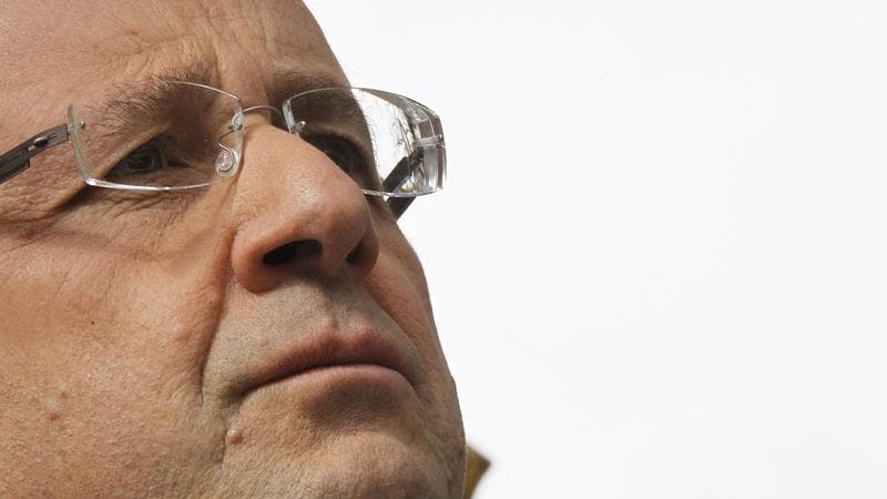 La cote de popularité de François Hollande chute de huit points en mars à 35% d'opinions positives tandis que Jean-Marc Ayrault perd quatre points à 34% d'opinions favorables, selon un sondage BVA-Orange pour L'Express, la presse régionale et France Inter