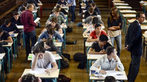 Des élèves planchent sur l'épreuve de philosophie du bac au lycée Jacques Decour, à Paris, le 16 juin 2014.