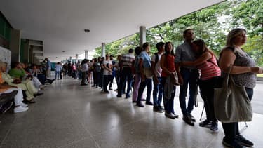 Des Vénézuéliens font la queue devant un centre électoral de Caracas, le 20 juin 2016.
