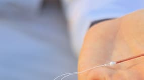 Un DIU ou "dispositif intra-utérin " est un moyen de contraception inséré dans l'utérus par un professionnel de santé.