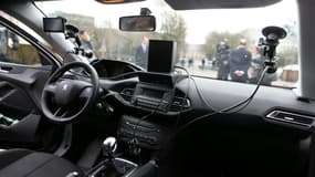 L'intérieur d'une voiture radar banalisée lors de l'expérimentation en Normandie en 2018, et depuis 2020 aussi en Bretagne, Pays de la Loire et Centre Val de Loire.