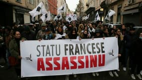 Des manifestants corses portent une banderole sur laquelle est écrit "Etat français assassin", lors de la manifestation à Bastia, le 13 mars 2022