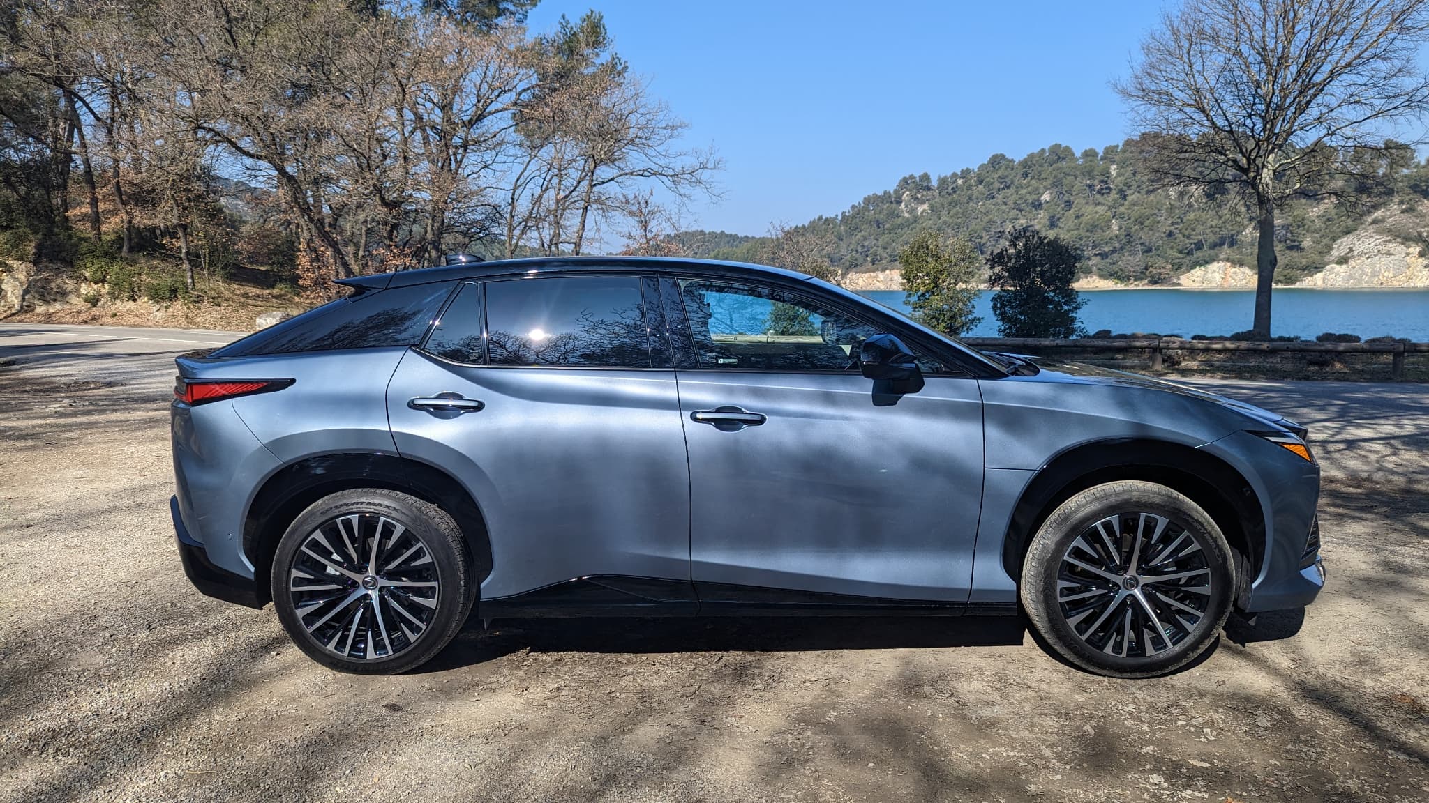 Un profil résolument tounré vers l'avant pour ce Lexus RZ.