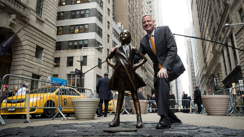 Le maire de New York et la statue de petite fille face au taureau de Wall Street le 27 mars 2017