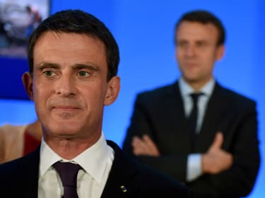 Manuel Valls et Emmanuel Macron au second plan. 2016