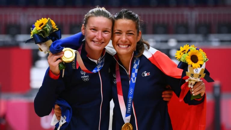 Les gardiennes de but Amandine Leynaud (g) et Cléopâtre Darleux posent avec leurs médailles d'or, après la victoire de la France face à la Russie, en finale des Jeux Olympiques de Tokyo 2020, le 8 août 2021 Les gardiennes de but Amandine Leynaud (g) et Cléopâtre Darleux posent avec leurs médailles d'or, après la victoire de la France face à la Russie, en finale des Jeux Olympiques de Tokyo 2020, le 8 août 2021