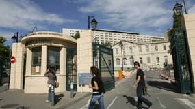 Vue générale prise le 18 septembre 2006 de l'Hôpital de La Timone à Marseille. 