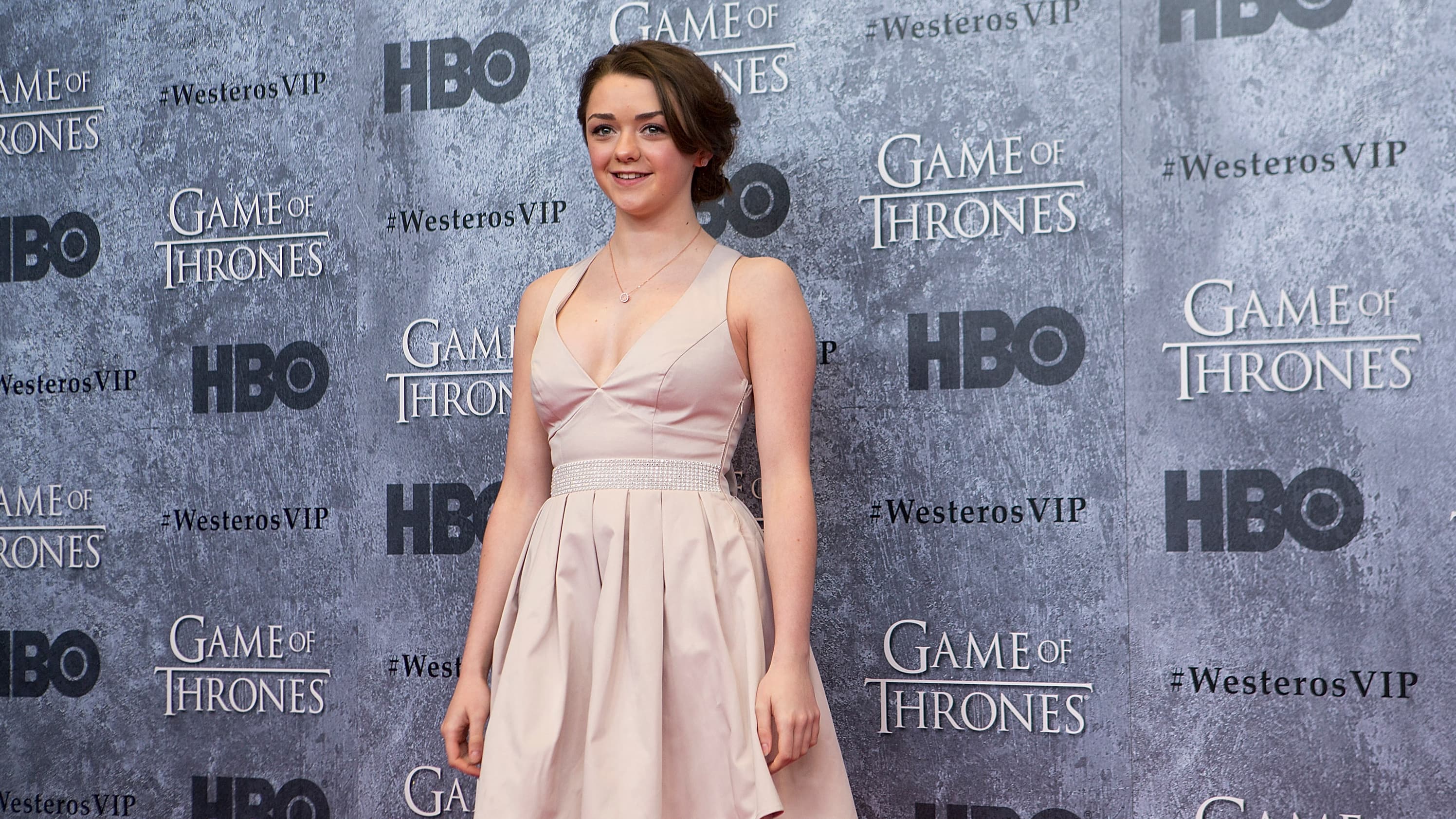 Maisie Williams : la star de Game of Thrones parle de sa première scène  dénudée