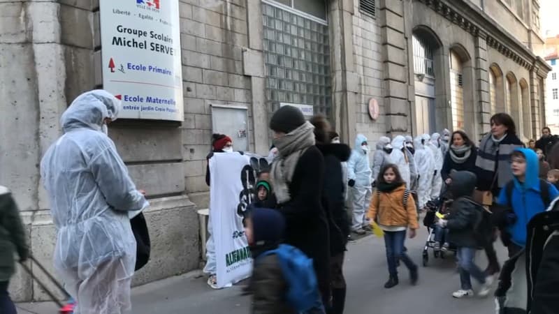 Les militants ont formé un cordon sanitaire symbolique.