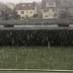 La neige tombe à Villeparisis - Témoins BFMTV