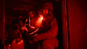 Des militaires ukrainiens du régiment d'assaut séparé de Skala assis dans un véhicule blindé alors qu'ils se reposent pour la nuit, après être revenus de la ligne de front dans la zone près de Pokrovsk dans la région de Donetsk, le 15 février 2025. (Photo d'illustration)