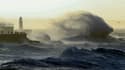 Des vagues dans le port de Porthcawl au Pays de Galles, à l'arrivée de la tempête Eunice le 18 février 2022