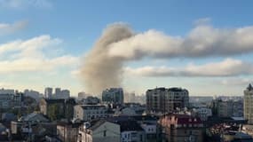 Un panache de fumée au-dessus de Kiev, le 10 octobre 2022