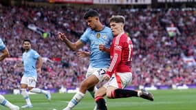 Le latéral droit de Manchester City Matheus Nunes en duel avec Alejandro Garnacho de United le 6 avril 2025 à Old Trafford