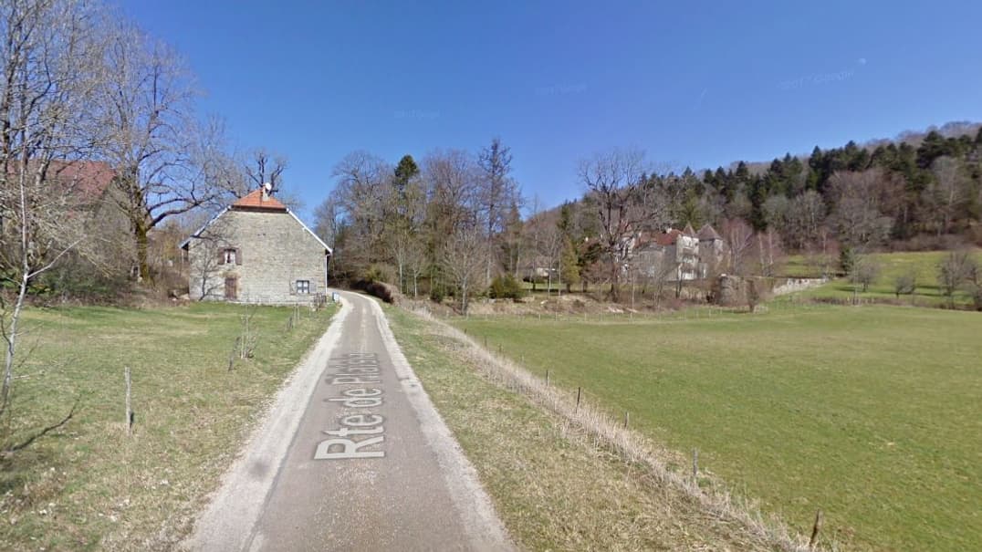 Les rares maisons et le château qui peuplent le petit village de Merona dans le Jura.
