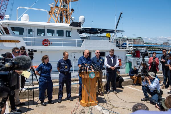 Les garde-côtes américains tiennent une conférence de presse sur les recherches engagées pour retrouver le Titan, un submersible disparu à proximité de l'épave du Titanic, à Boston (Etats-Unis), le 21 juin 2023.