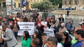 Plusieurs dizaines de personnes se sont rassemblées, vendredi en début de soirée, devant la préfecture des Bouches-du-Rhône (Marseille) pour rendre hommage à Aboubakar Cissé.  