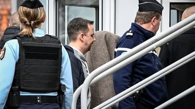 Des gendarmes escortent un suspect après la découverte d'une fillette de cinq ans retrouvée morte, le 26 avril 2023 à Rambervillers, dans les Vosges