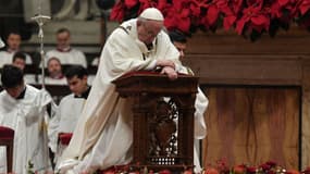 Le Pape François priant lors de la messe de noël, à la basilique Saint Pierre, au Vatican, le 24 décembre.