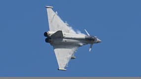 Un avion Typhoon de la Royal Air Force survole la base aérienne de Mihail Kogalniceanu, en Roumanie, le 8 avril 2022.
