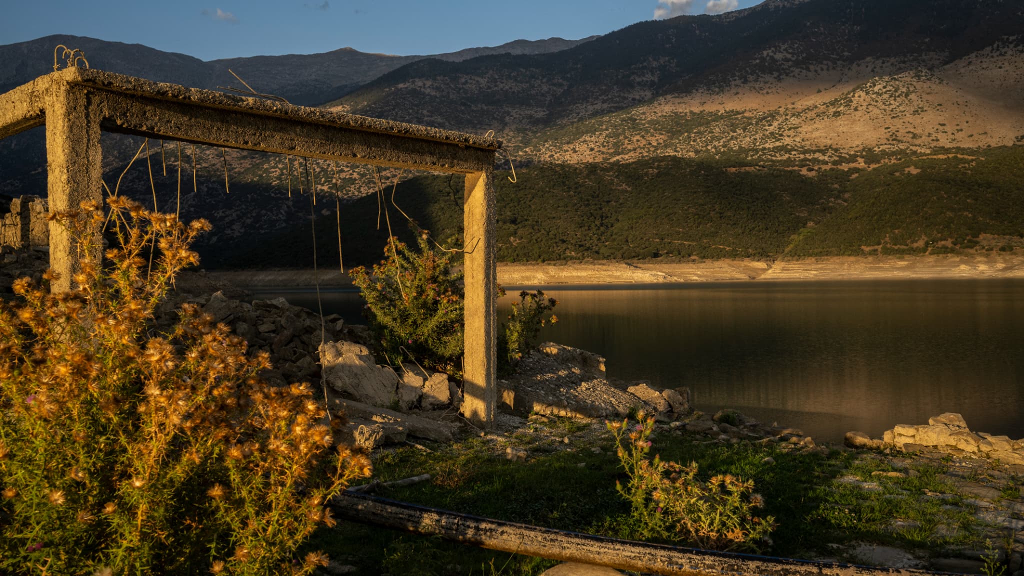 Les vestiges d'un bâtiment réapparu lorsque le niveau du lac artificiel de Mornos a baissé à la suite d'une sécheresse, près du village de Lidoriki, en Grèce, le 1er septembre 2024 Les vestiges d'un bâtiment réapparu lorsque le niveau du lac artificiel de Mornos a baissé à la suite d'une sécheresse, près du village de Lidoriki, en Grèce, le 1er septembre 2024