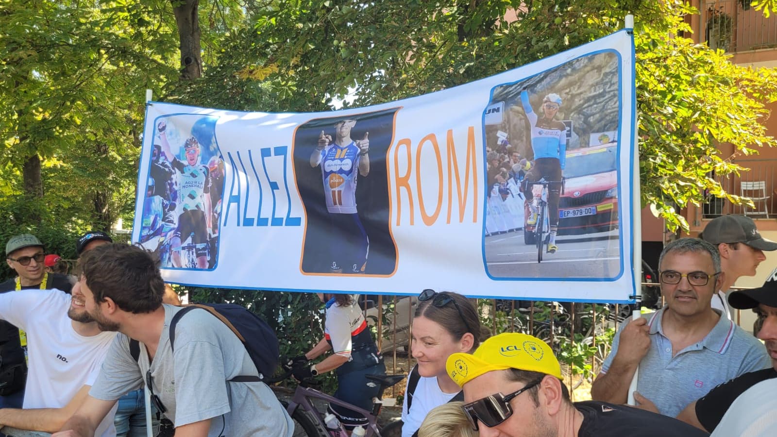 Les supporters de Romain Bardet avant le départ de la 2e étape du Tour de France, ce dimanche 30 juin 2024