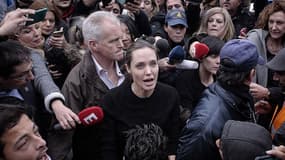 Angelina Jolie, entourée par de nombreux médias, dans le port du Pirée en Grèce, pour rencontrer des réfugiés.