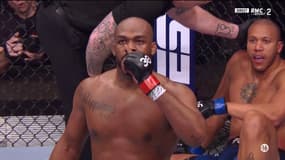 Jon Jones après avoir soumis Ciryl Gane lors de leur combat à l'UFC 285