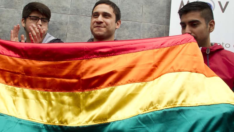 "Beaucoup de soldats ne supportent pas l'homosexualité non parce qu'ils sont contre, mais parce que en tant que groupe social il a été décidé que l'homosexualité est un problème", a déclaré l'officier chilien (au centre).
