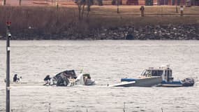 Les secours américains près de l'épave d'un avion American Airline qui s'est crashé, le 31 janvier 2025