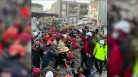 Un homme de 45 ans est sorti vivant des décombres du séisme dans la province d'Hatay en Turquie, 11 jours après le tremblement de terre, le 17 février 2023