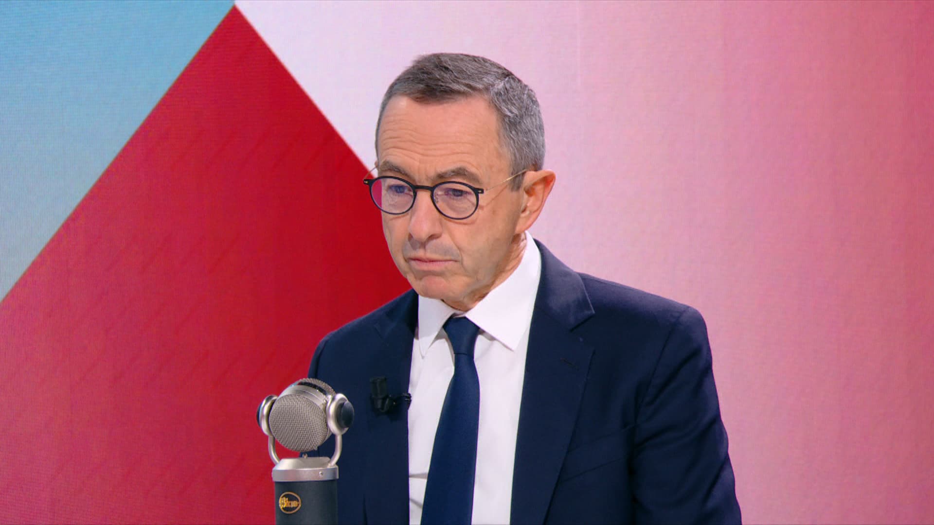 NOUVEAU GOUVERNEMENT: BRUNO RETAILLEAU ASSURE QU'IL NE RESTERA "PAS AUTOMATIQUEMENT" MINISTRE DE L'INTÉRIEUR