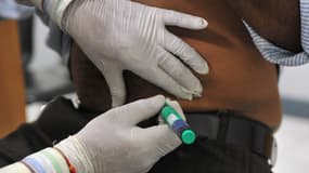 Un patient diabétique reçoit une injection d'insuline dans une clinique de New Delhi (Inde), le 8 novembre 2011.