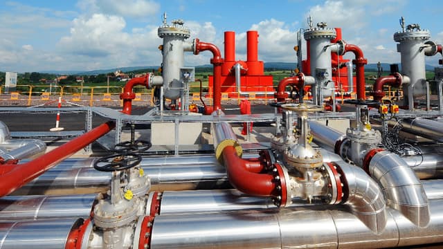 Engie (ex-GDF Suez) s'apprête à construire sa première centrale de géothermie en Indonésie.